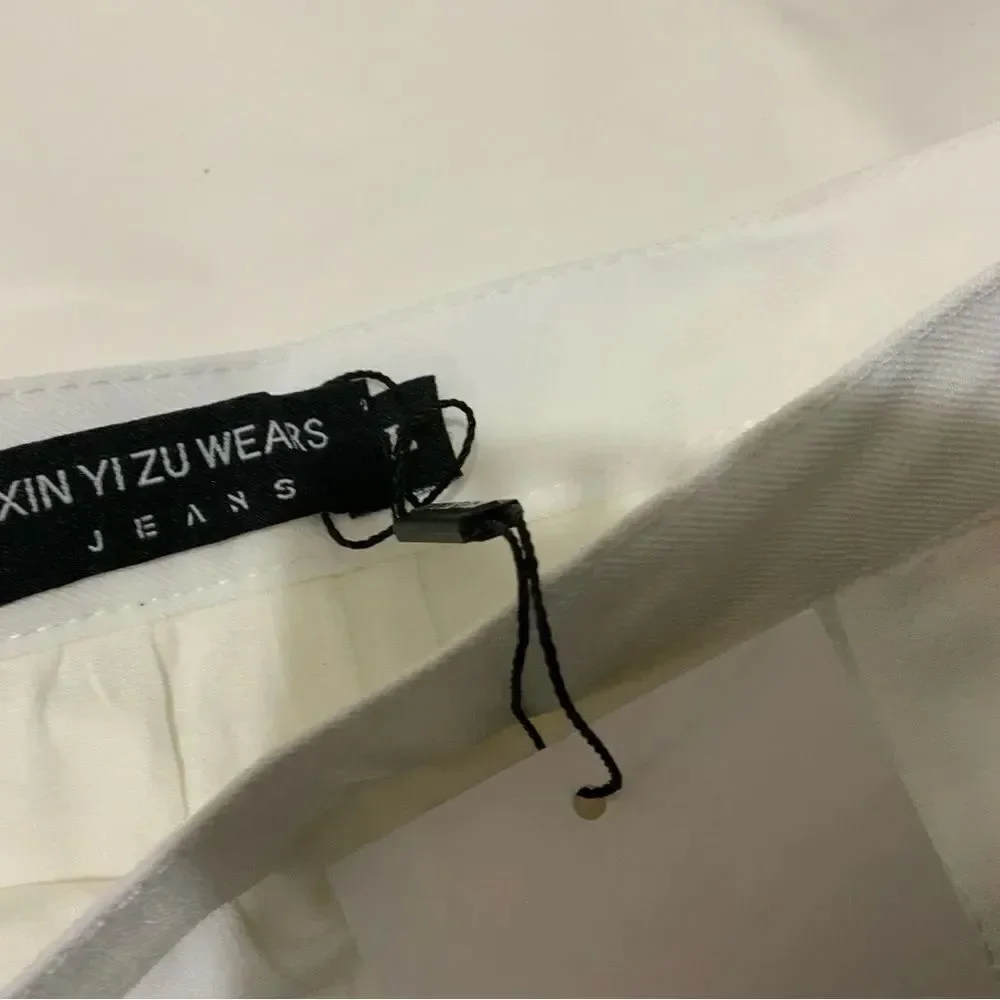 Xin yi zu wears Girls White Pleated A-Line Skirt Size L